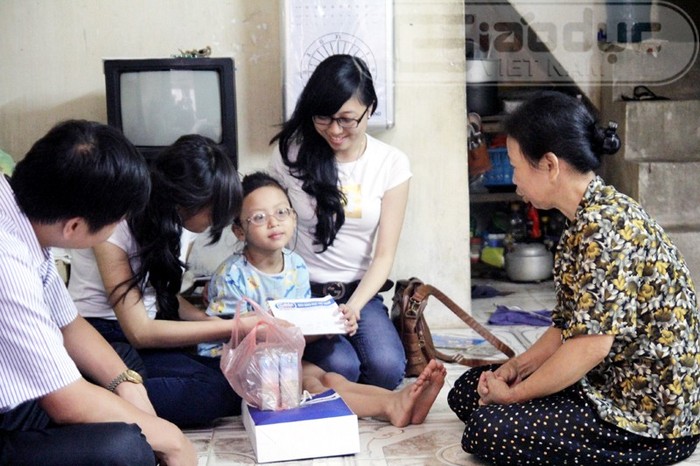 Bé gái cận 20 đi-ốp tên Hoàng Yến Nhi đã nhận được quà của hai nữ sinh Hồ Thị Phương Thảo, Phan Lê Vũ Nguyên Tâm và của Báo Giáo dục Việt Nam